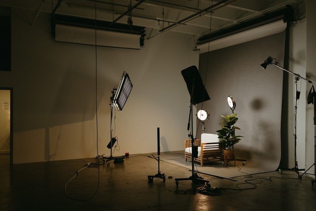 Kompakt fotostudie med tre lamper, stol og plante