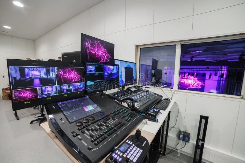 Kontrolrum med videomiksere og skærme til liveproduktion