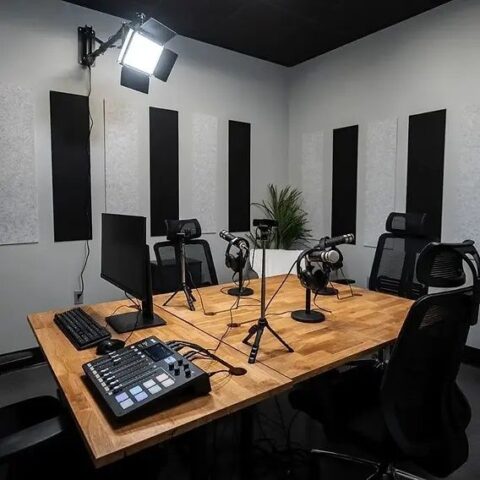Podcaststudie med mikrofoner, lydabsorberende paneler og mixer