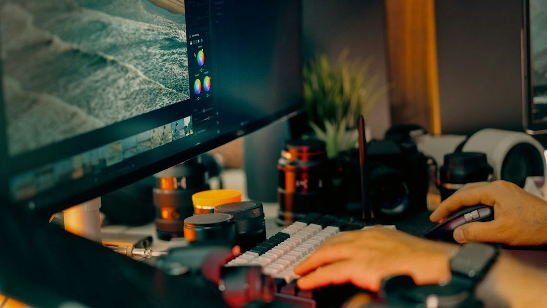 Videoredigeringsarbejdsplads med skærm, kameraudstyr og tastatur